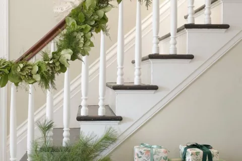 Staircase christmas decorations green 1637619952 e1676617494652