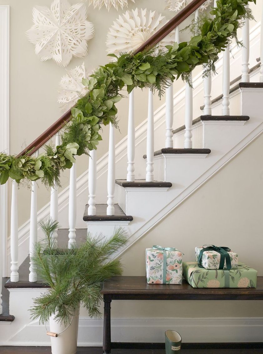 Staircase christmas decorations green 1637619952 e1676617494652